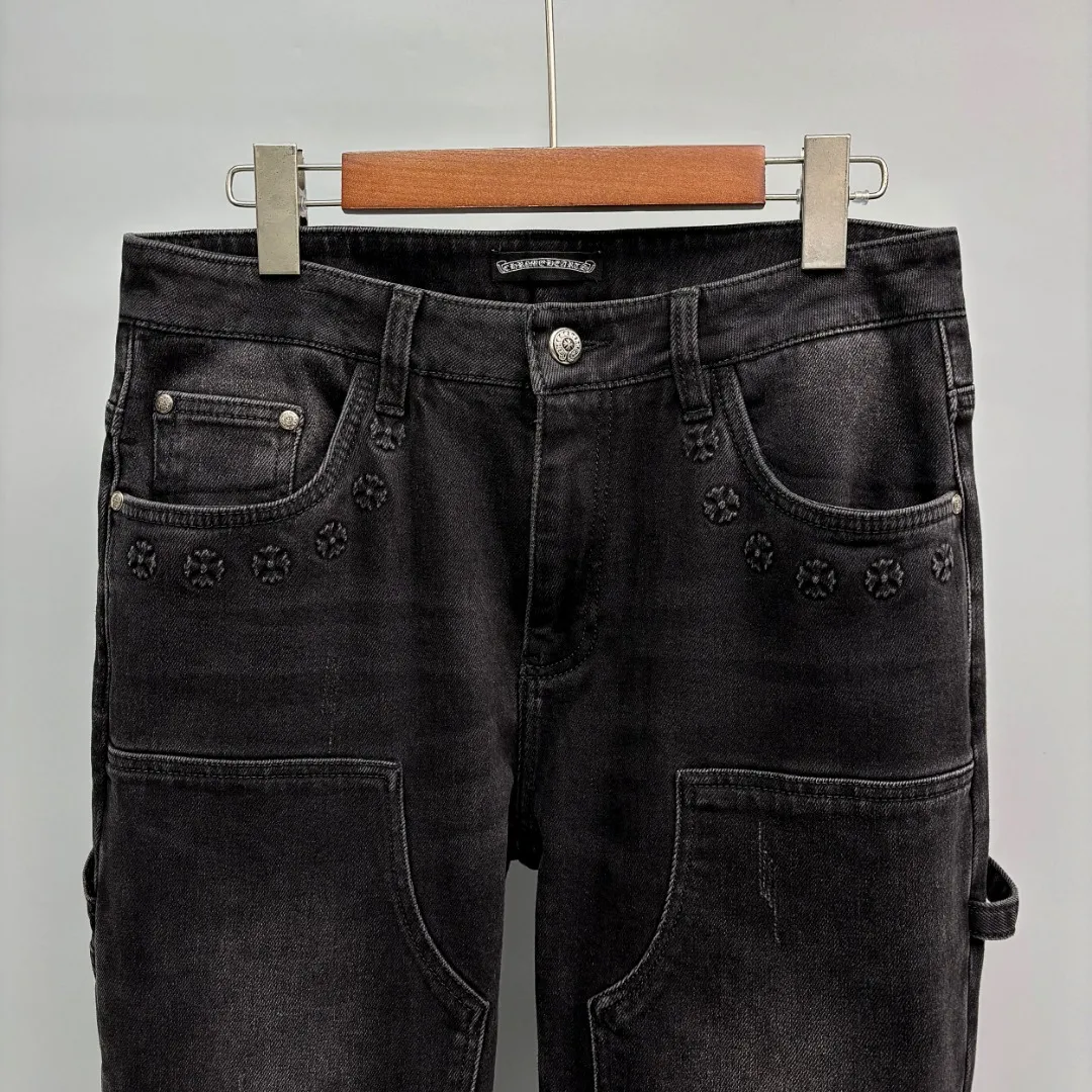 P390 Chrome Hearts/Chrome Hearts Straight-leg jeans are mainly made of high-quality high-quality cotton fiber. Fabrics with high cotton content have good moisture absorption and breathability. A small amount of spandex fiber is supplemented to increase the elasticity of the fabric and make the denim clothing fit the body better. It is comfortable to wear and not easy to deform. The yarn of high-quality denim is uniform, smooth and free of impurities. The surface of the woven fabric is smooth, delicate and clear. Zinc alloy placket buttons are embossed with Chrome Hearts logo. The embellishment of the customized 1:1 Crocodile leather label gives the upper body of the jeans a unique accent. The leather label on the waist and the details of the placket buttons echo the overall style. It is highly suitable for commuting. The neat trouser line and drape arc give a relaxed and high-end feel. Size: XS-2XL